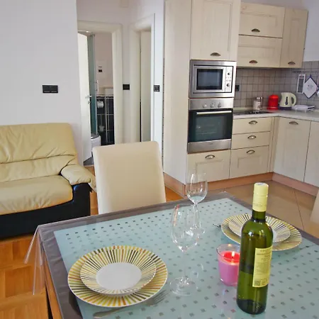 In Palace Two Bedroom's Apartamento