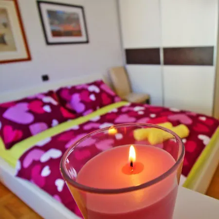 In Palace Two Bedroom's Apartamento